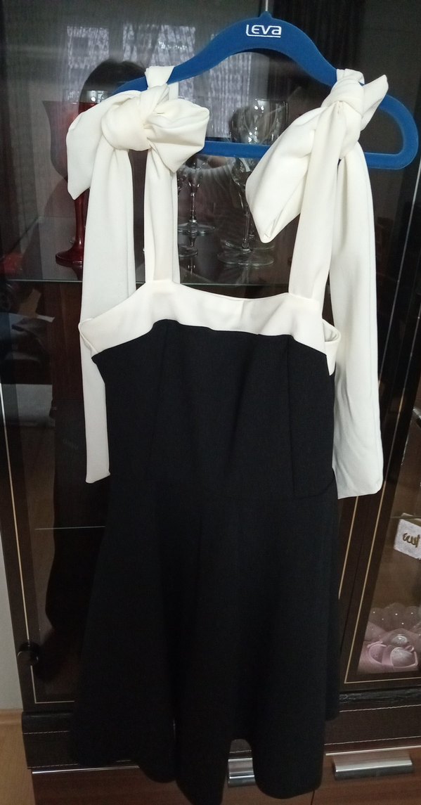 Beyaz Askılı Siyah Midi Elbise - Görsel 3