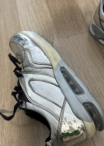 Metalik Yılan Desenli Gri Stiletto Topuklu Sneakers - Görsel 2