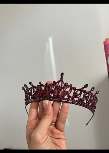 Bordo Payetli Gotik Taç küpesiyle birlikte ışıl ışıl 
