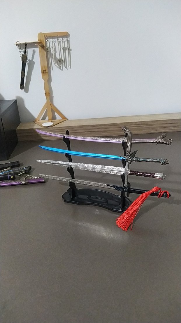4 adet Çok Renkli Kılıç ve Dörtlü Stand - Görsel 4