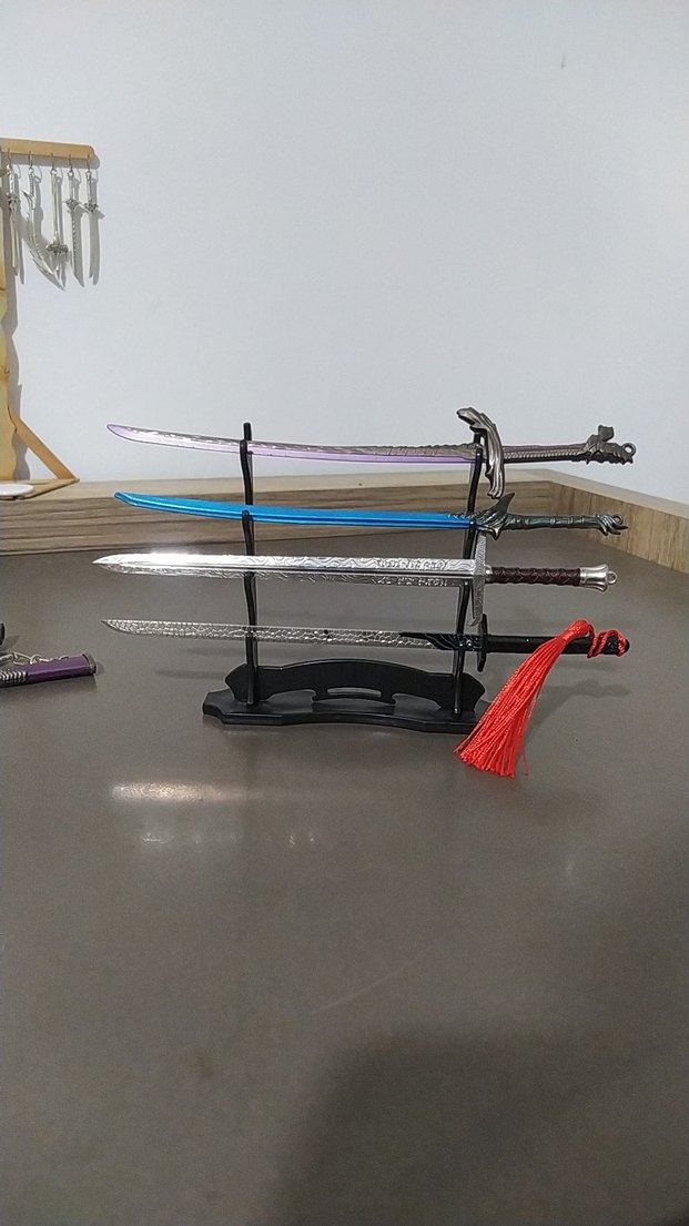 4 adet Çok Renkli Kılıç ve Dörtlü Stand - Görsel 3