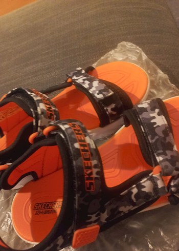 35 Beden orjinal skechers turuncu Gri Kamuflaj Erkek Çocuk Sandalet