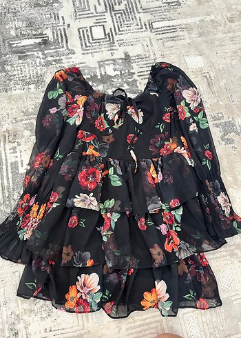 Çiçek Desenli Siyah Katlı Mini Elbise - Görsel 3