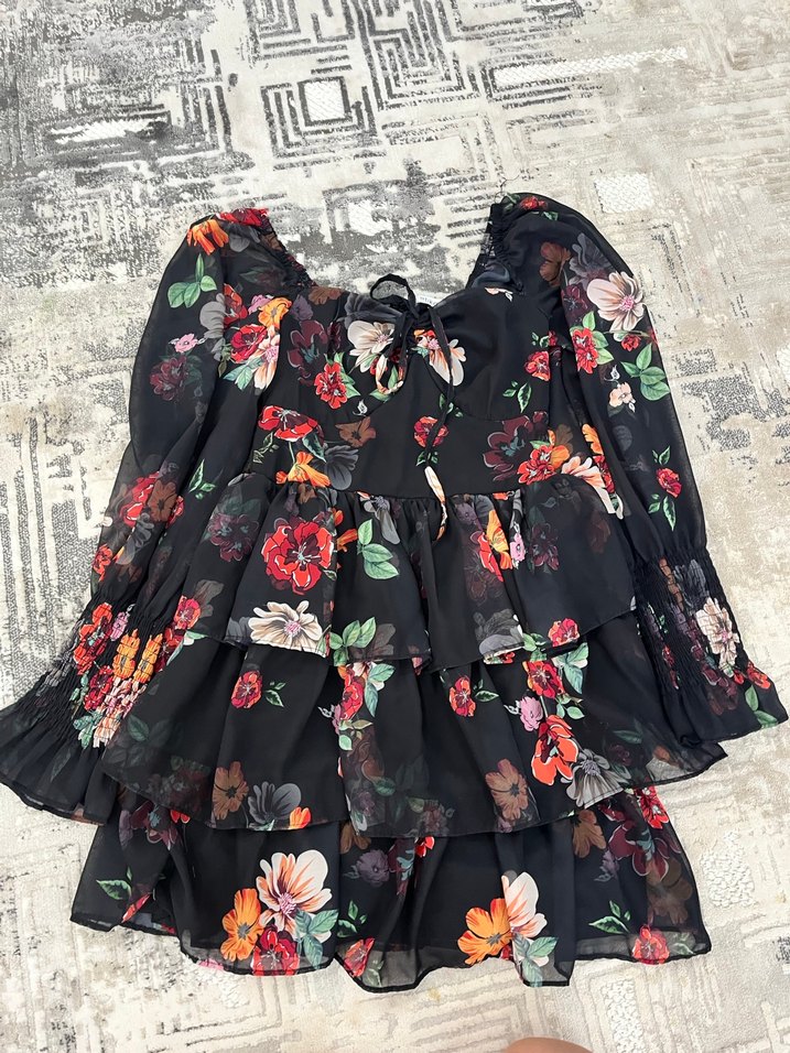 Çiçek Desenli Siyah Katlı Mini Elbise - Görsel 3