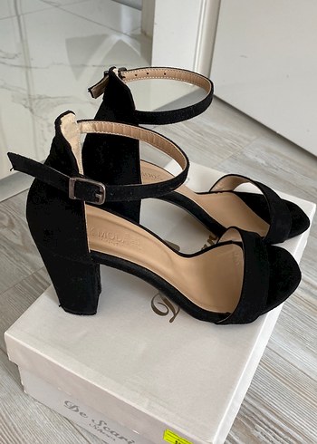 Klasik Siyah Süet Tokalı Topuklu Ayakkabı - Görsel 2