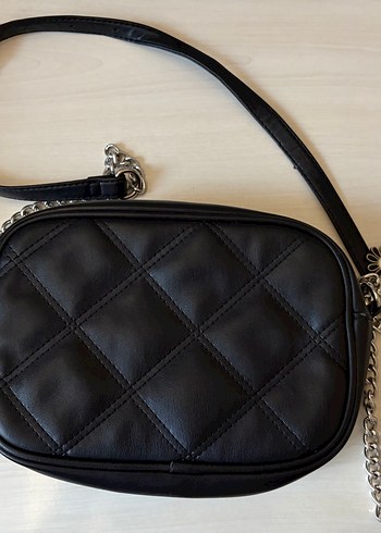 Bershka Kapitone Zincirli Çiçek Detaylı Çanta