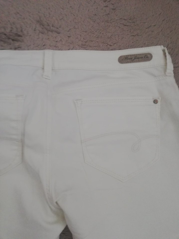 Beyaz Pamuklu Kumaş Diz Altı Şort - Görsel 4