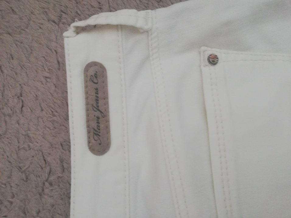 Beyaz Pamuklu Kumaş Diz Altı Şort - Görsel 5