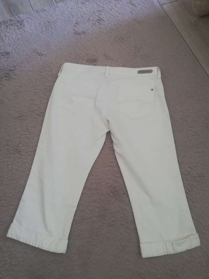 Beyaz Pamuklu Kumaş Diz Altı Şort - Görsel 3