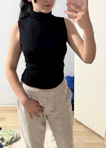 Kadın Siyah Yüksek Yaka Kolsuz Crop Top - Görsel 2