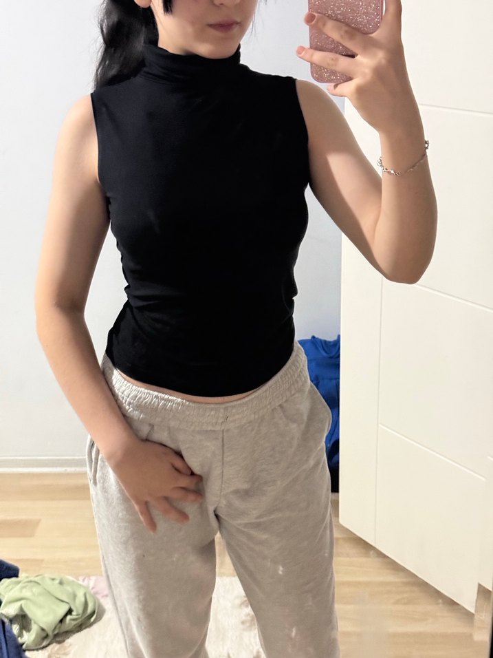 Kadın Siyah Yüksek Yaka Kolsuz Crop Top - Görsel 2