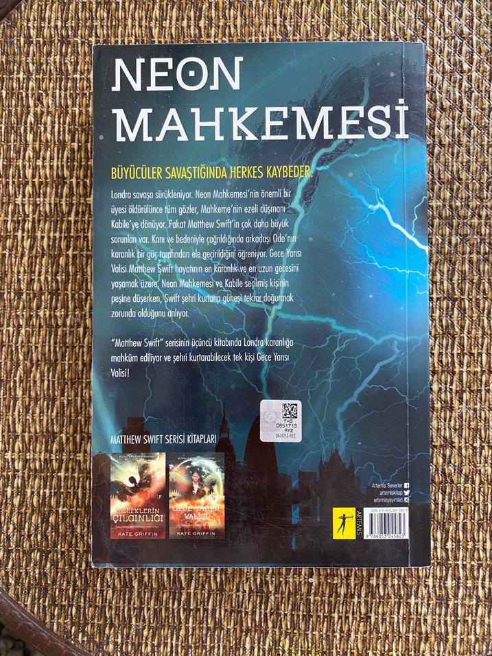 Neon Mahkemesi - Kate Griffin - Görsel 2