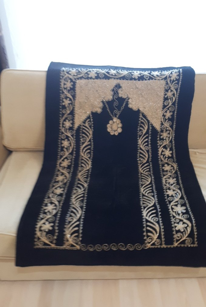 Siyah işlemeli Seccade - Görsel 2