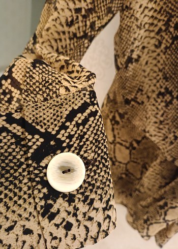 Drapeli Yılan Desenli Kadın Bluz - Görsel 3