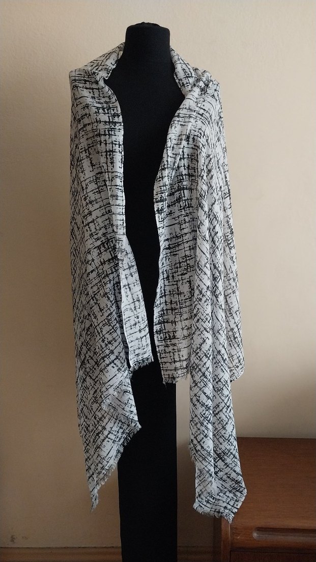 Gri Beyaz Kadın Şal, Modern ve Drapeli - Görsel 3