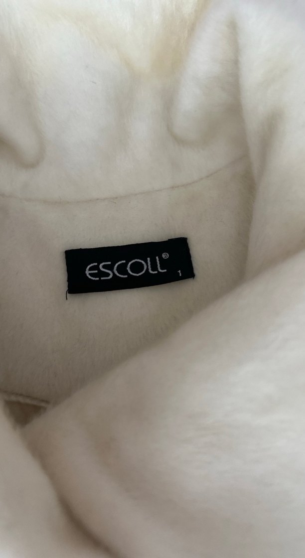 Beyaz Düğmeli Uzun Kaban - Görsel 3