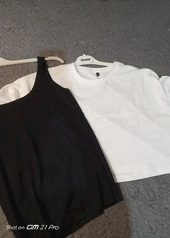Kadın Beyaz Kısa Kollu Crop Top ve Basıc Siyah askılı