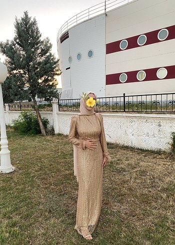 Altın Renk Drapeli Uzun Kollu Abiye Elbise