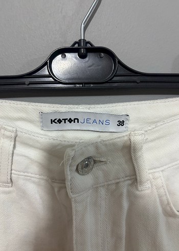 Kadın Beyaz Yırtık Mini Denim Şort - Görsel 2