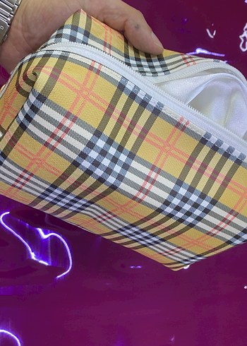 Burberry Burberry Desenli Fermuarlı Makyaj Çantası