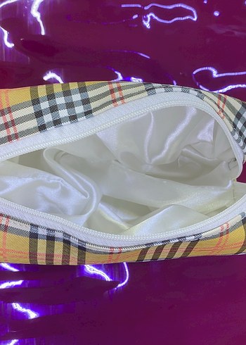 Beden çeşitli Renk Burberry Desenli Fermuarlı Makyaj Çantası