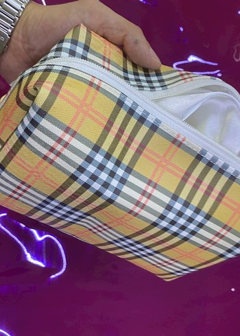 Burberry Desenli Fermuarlı Makyaj Çantası
