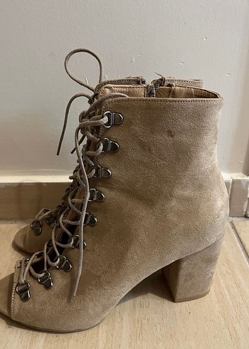 Bej Süet Bağcıklı Kadın Topuklu Bot - Görsel 3