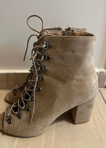 Bej Süet Bağcıklı Kadın Topuklu Bot - Görsel 2