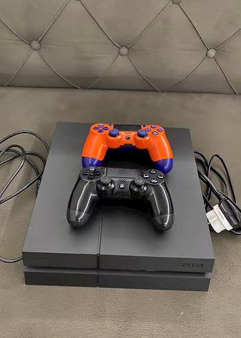 PlayStation 4 Konsol ve İki Kontrol Cihazı