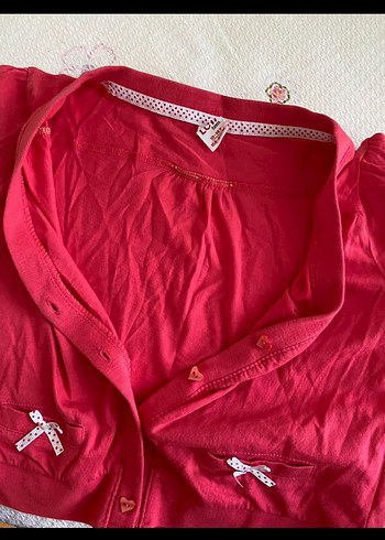 Kız Çocuk Kırmızı V Yaka Düğmeli Tişört - Görsel 4