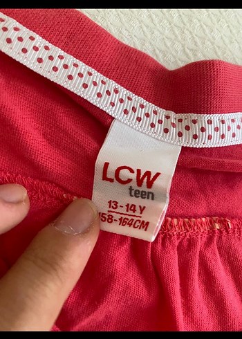 Kız Çocuk Kırmızı V Yaka Düğmeli Tişört - Görsel 3