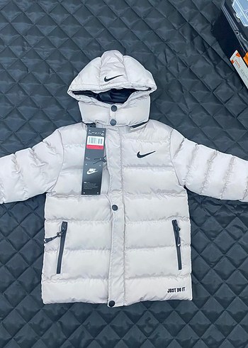 Beyaz Kapüşonlu Erkek Çocuk Montu