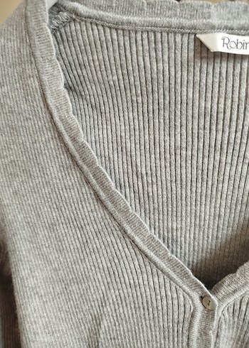 Gri V Yaka Düğmeli Triko Hırka - Görsel 3