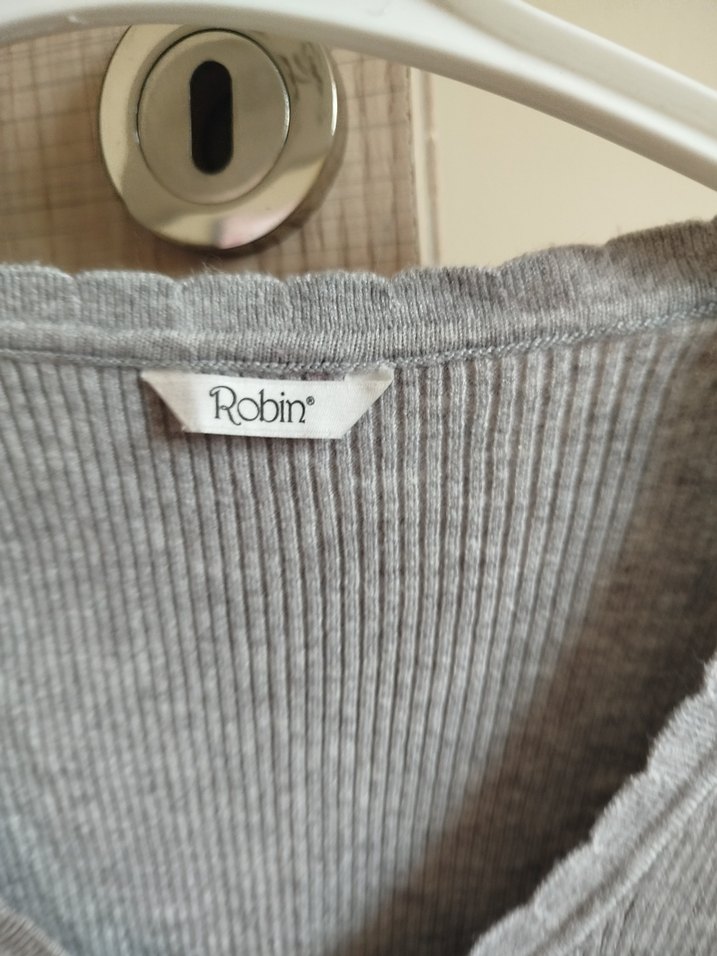 Gri V Yaka Düğmeli Triko Hırka - Görsel 5