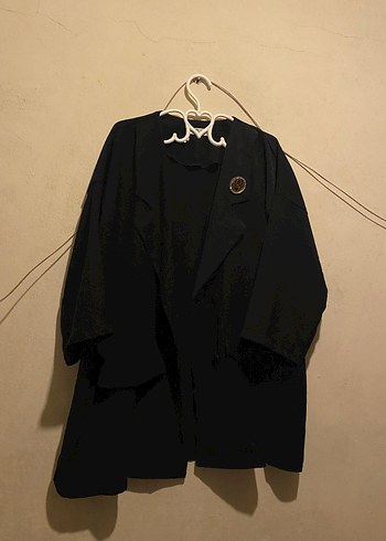 Siyah düğmeli kadın ceket pantolon takım