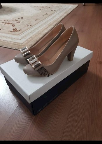 Bej Tokalı Modern Klasik Stiletto