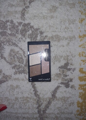 Wet n wild walking on eggshells far paleti 