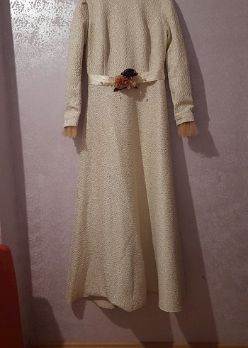 Abiye krem parıltılı kemeri çiçekli tesettür abiye elbise