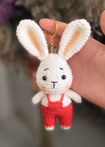 Diğer Kırmızı Tulumlu Renkli Tavşan Peluş anahtarlık