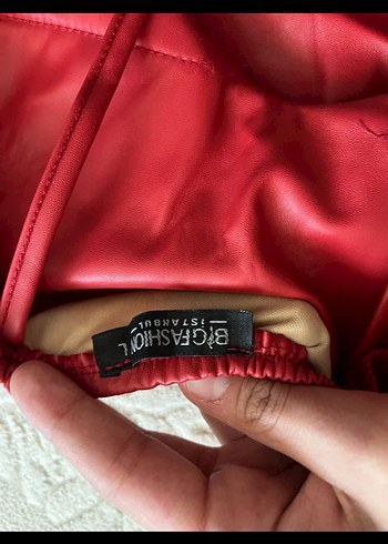 Kırmızı Tüylü eldivenli deri  Askılı Mini  Abiye Elbise - Görsel 4