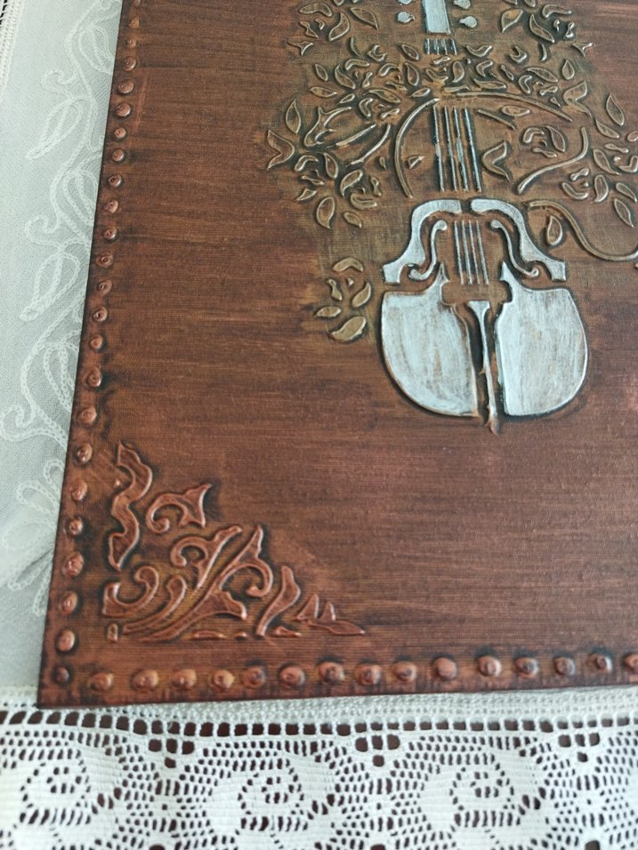 Koyu Kahverengi Keman Desenli Ahşap Görünümlü Tablo - Görsel 5