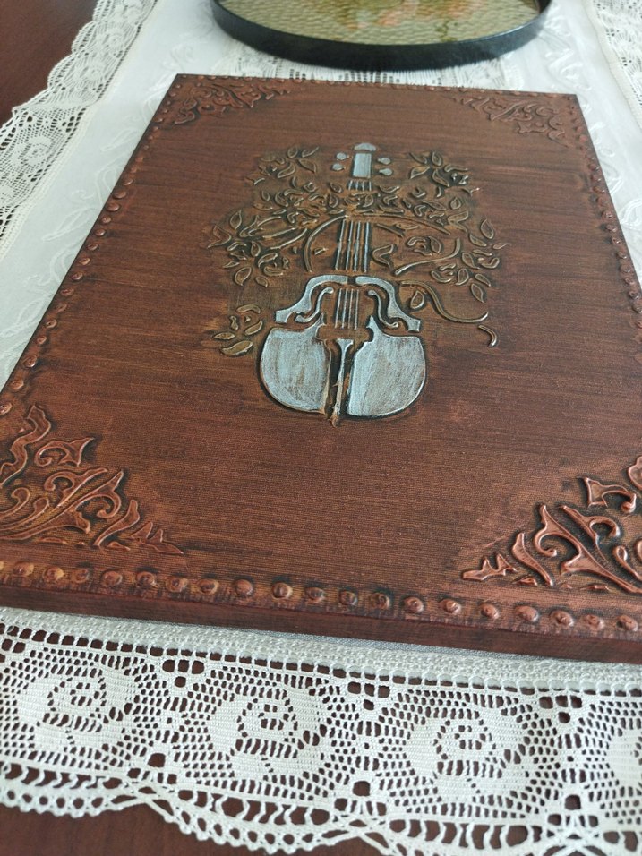 Koyu Kahverengi Keman Desenli Ahşap Görünümlü Tablo - Görsel 2