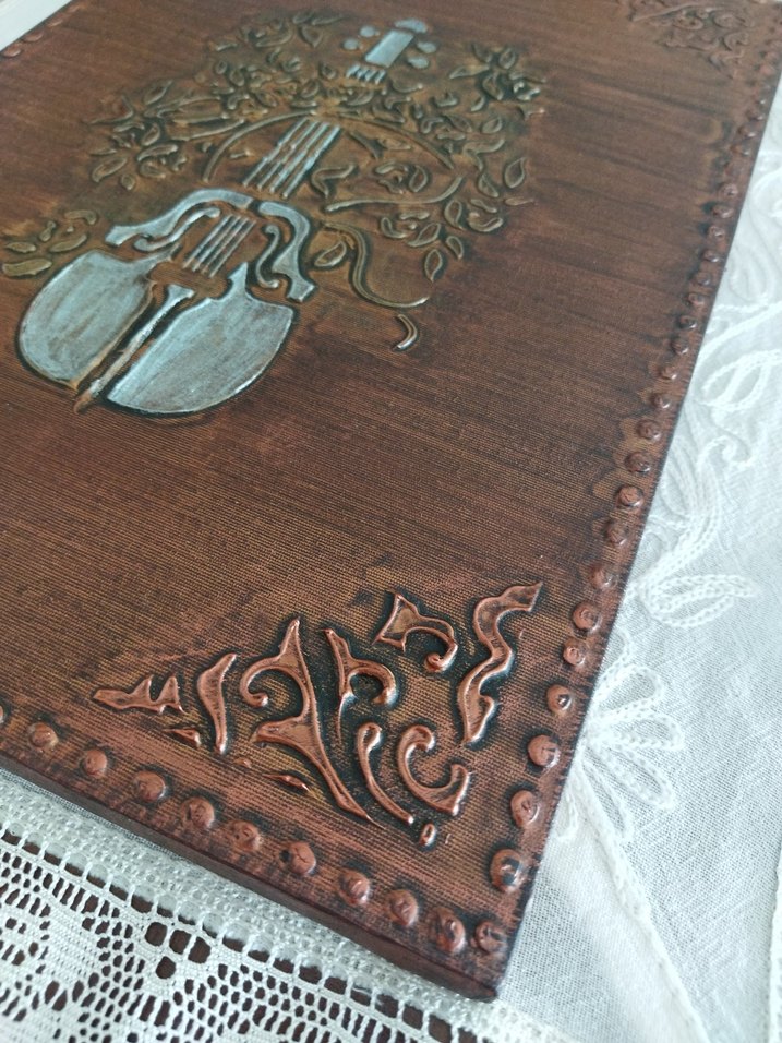 Koyu Kahverengi Keman Desenli Ahşap Görünümlü Tablo - Görsel 3