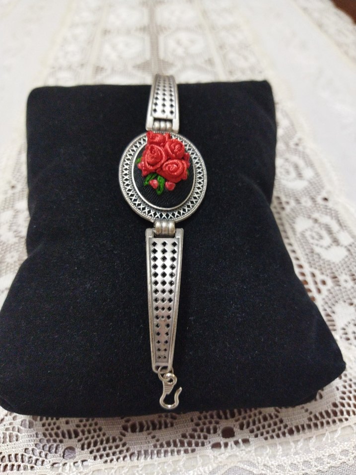Nakışlı Kırmızı Gül Detaylı Kadın Bileklik - Görsel 4
