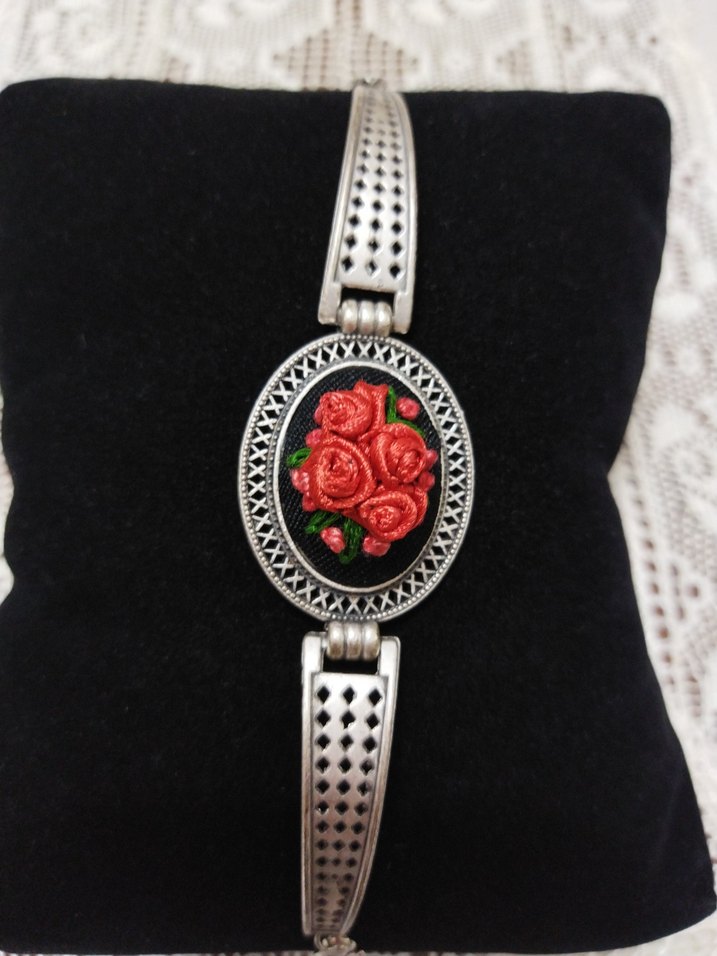 Nakışlı Kırmızı Gül Detaylı Kadın Bileklik - Görsel 3