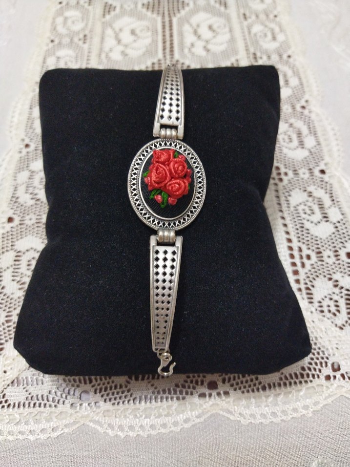 Nakışlı Kırmızı Gül Detaylı Kadın Bileklik - Görsel 2