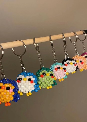 Renkli boncuklu sevimli penguenler anahtarlık