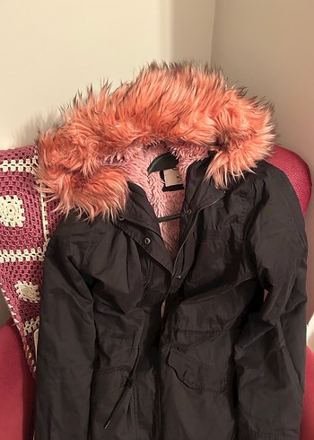 Peluş detaylı, koyu renk, orta uzunluk kadın mont