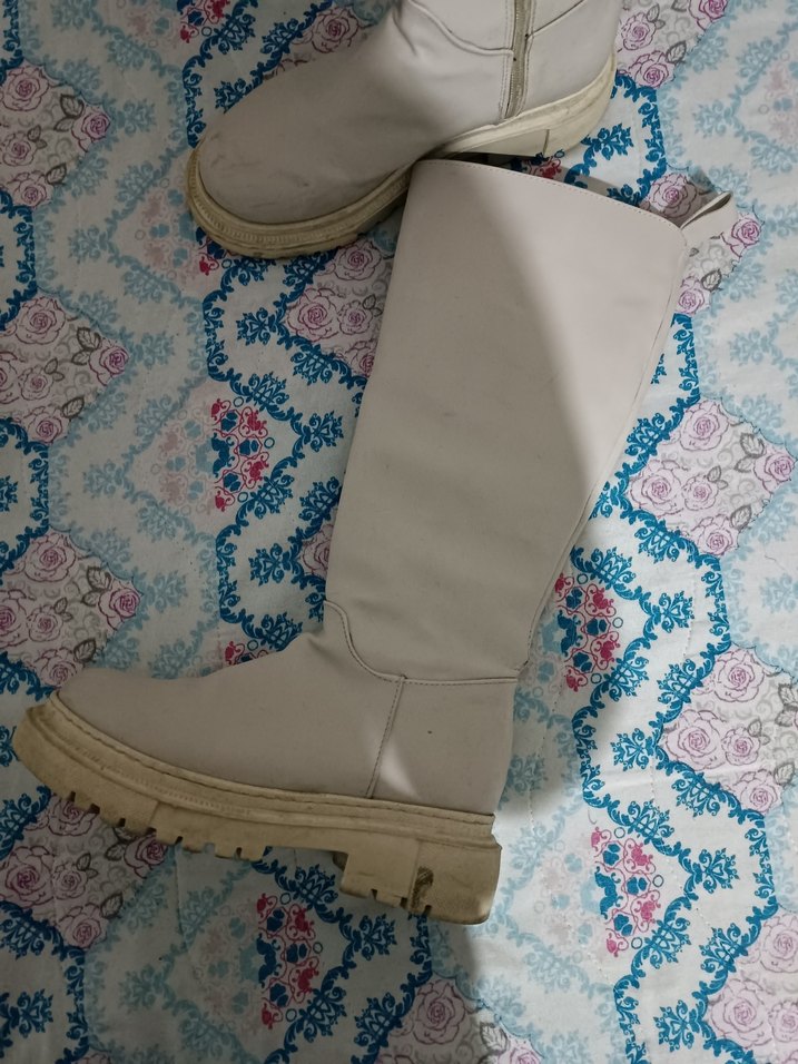 Beyaz Kadın Diz Üstü Lastik Çizme - Görsel 3