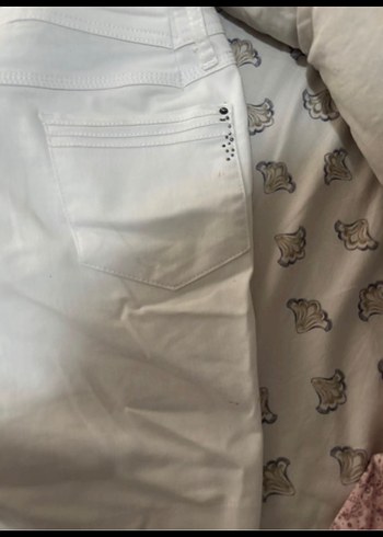 Beyaz Düğmeli Mini Kadın Şort - Görsel 4